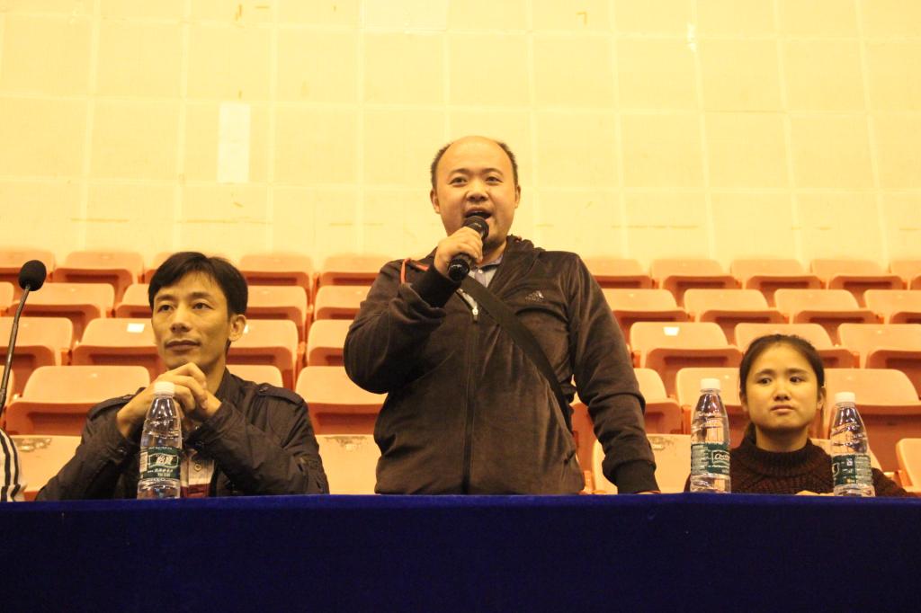 图为彭友老师宣布开幕