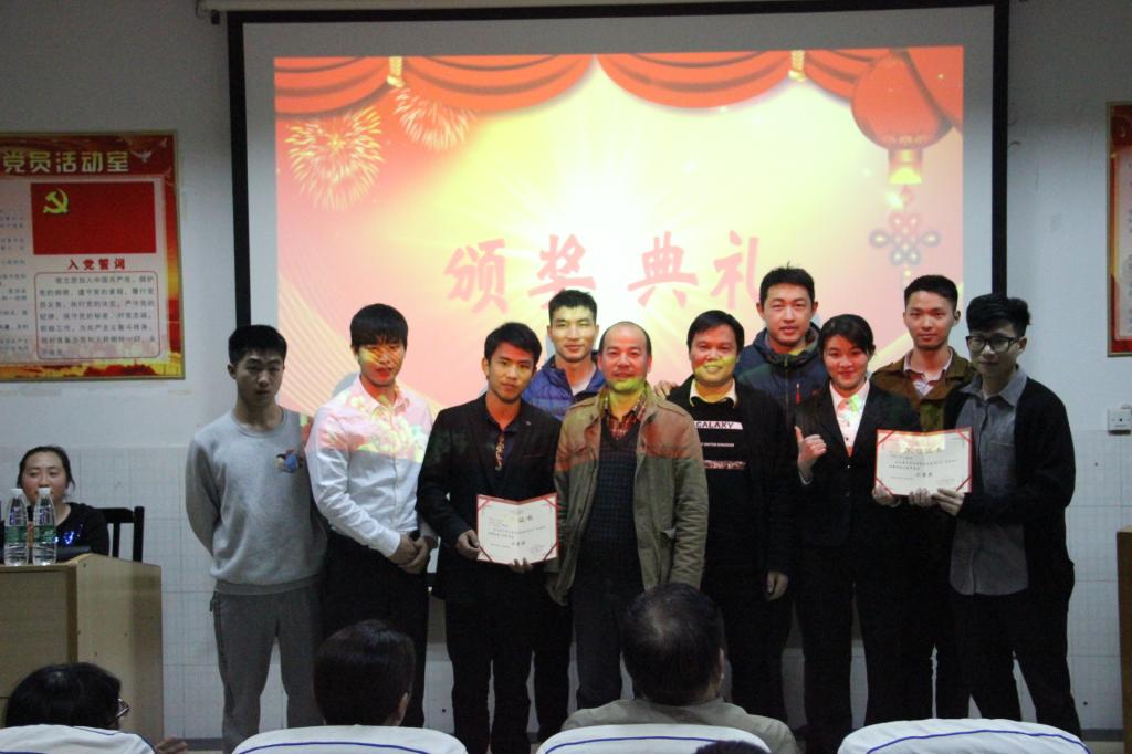 图为领导为二等奖选手颁奖(于敏摄)