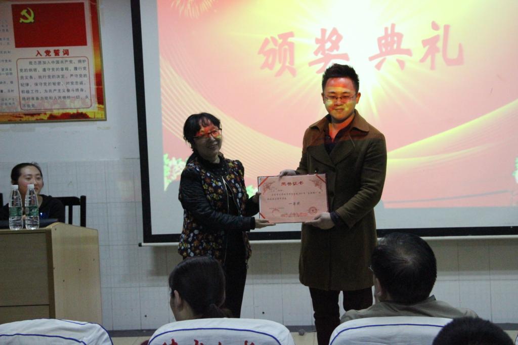 图为领导为一等奖选手颁奖(于敏摄)