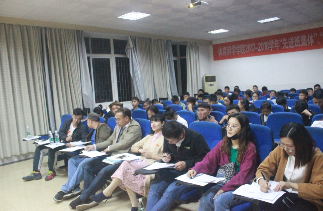 图一 答辩会现场(董宇峰摄)