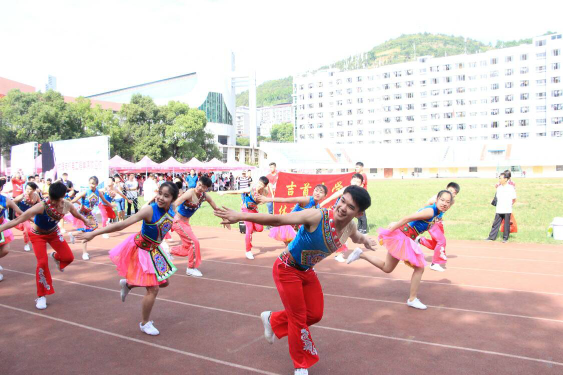 图二 '快闪'民族健身操表演(李久阳摄)