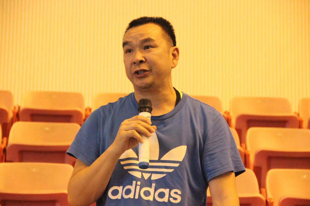 图一 马志军老师宣布获奖名单(董宇峰摄)