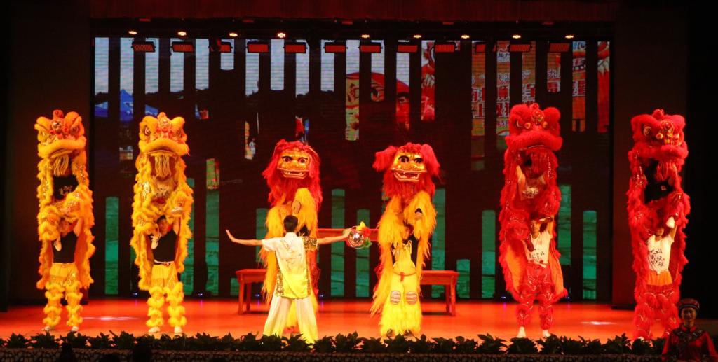 图为舞狮表演(陈宝玉摄)