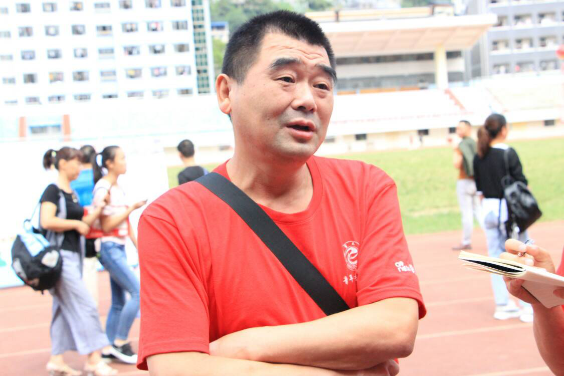 图四 领导了解新生情况(李久阳摄)