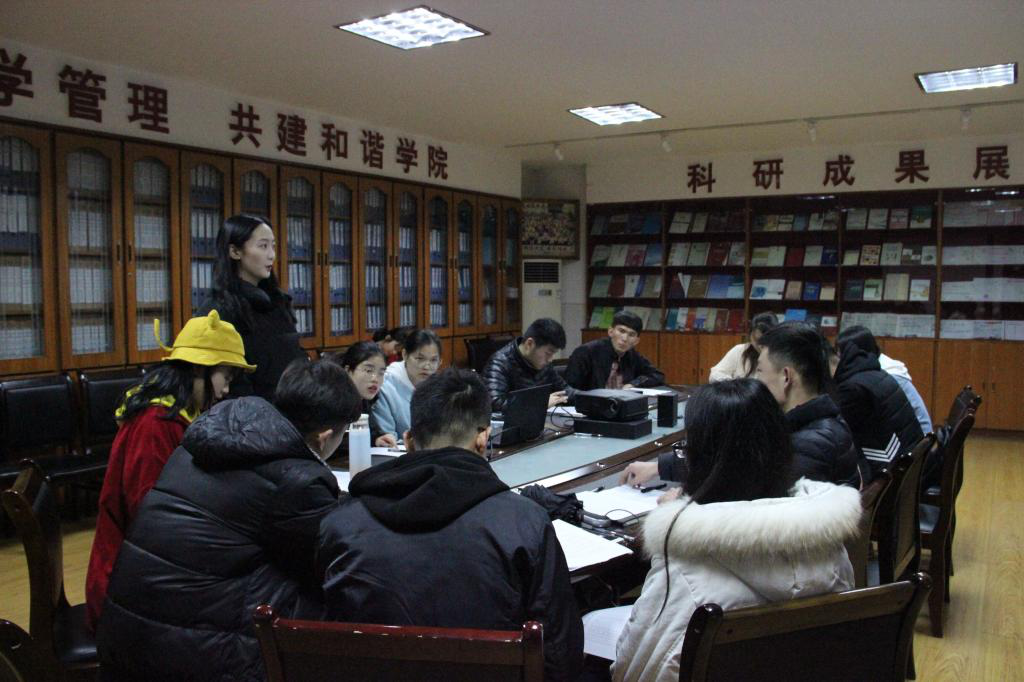 图二 第二党支部评选现场(刘杨乐摄)
