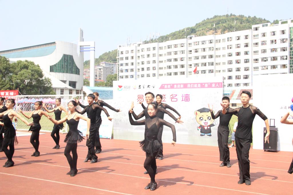 图六 迎新“快闪”体舞表演