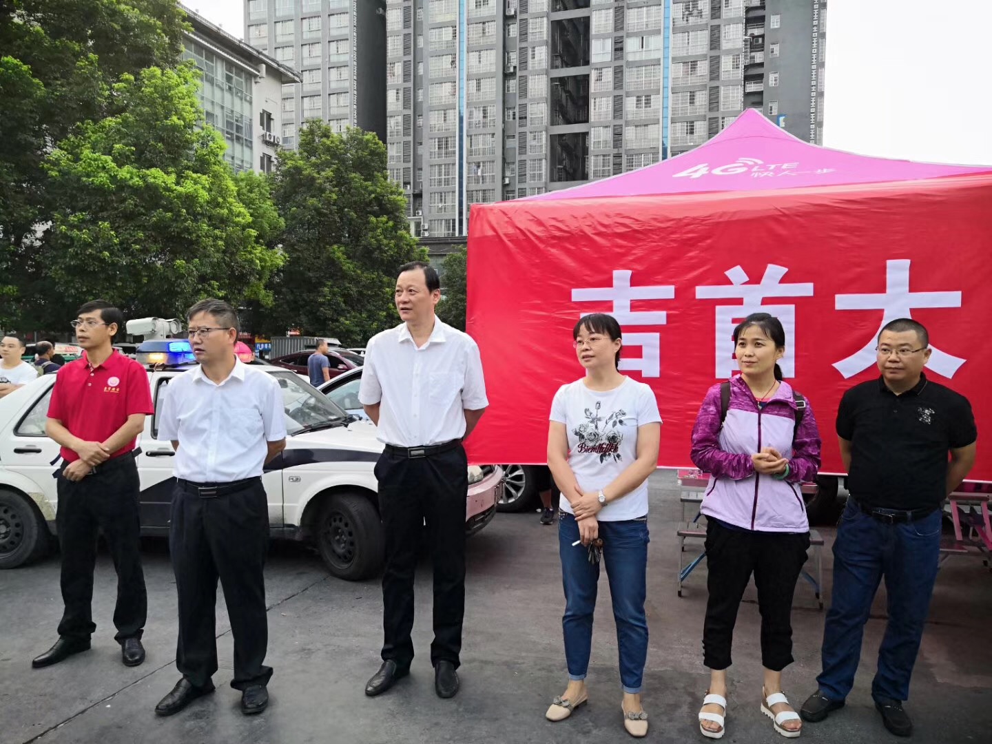 图四 白晋湘书记一行在火车站迎接新生