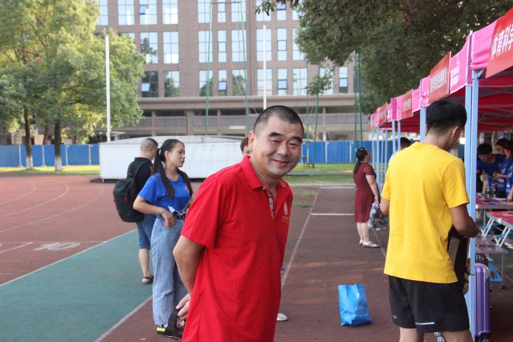 图二 肖松书记了解新生情况(钱硕森摄)
