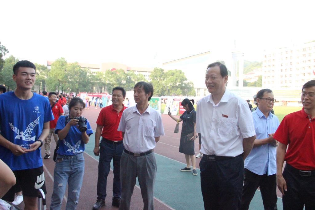 图三 公司党委书记白晋湘与公司志愿者进行交流(钱硕森摄)