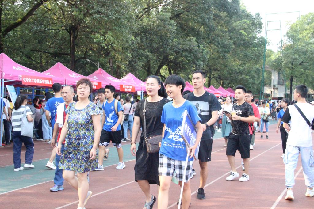 图二 公司志愿者引领新生进行报道(刘杨乐摄)