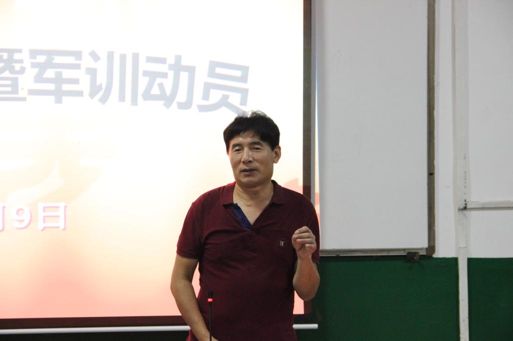 图三 优秀教师代表郭振华老师讲话(刘杨乐摄)