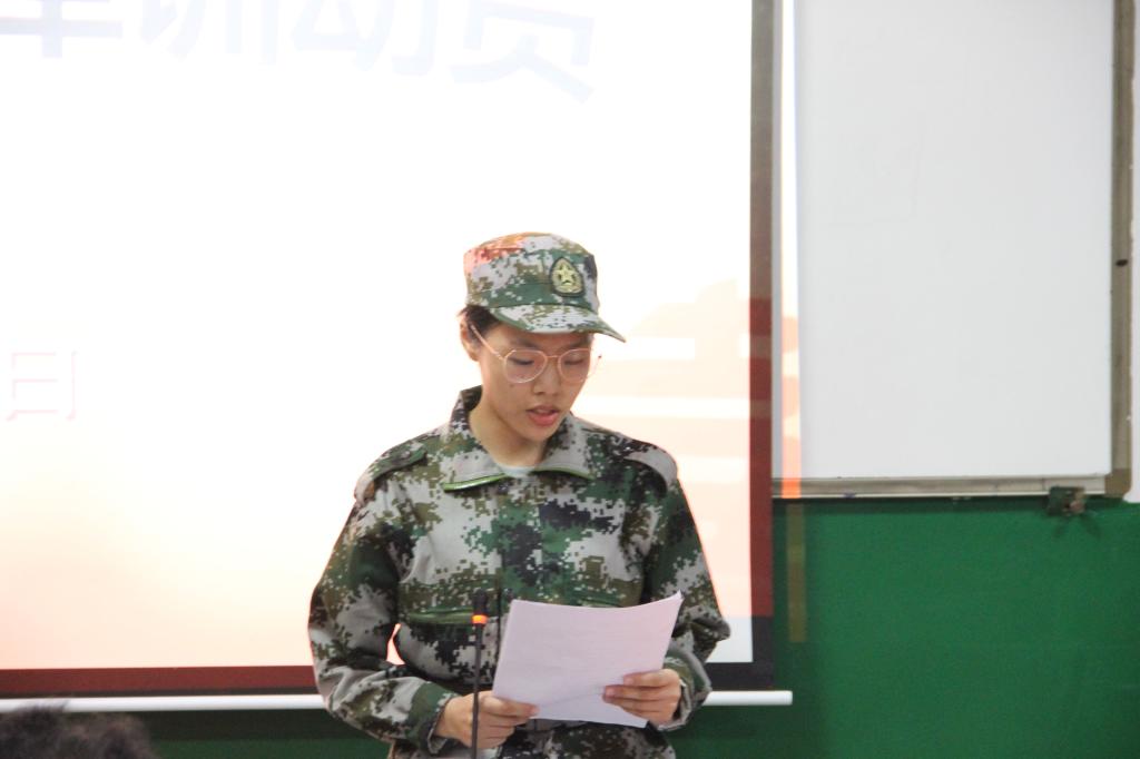 图七 新生代表左丽君发言(刘杨乐摄)