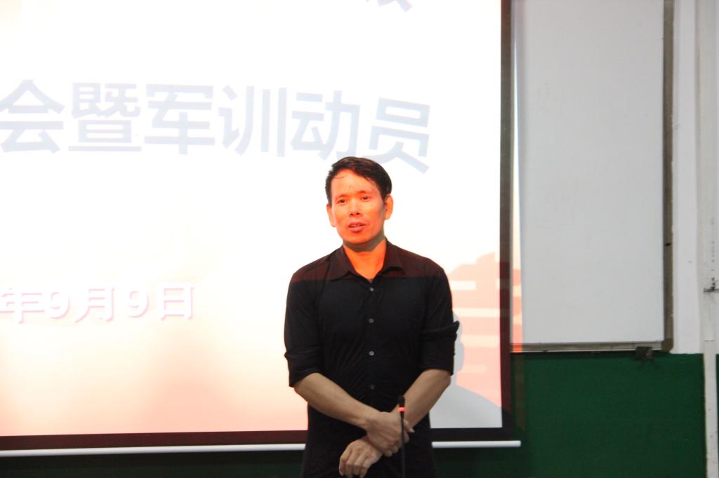 图四 班主任刘生贵老师讲话(刘杨乐摄)