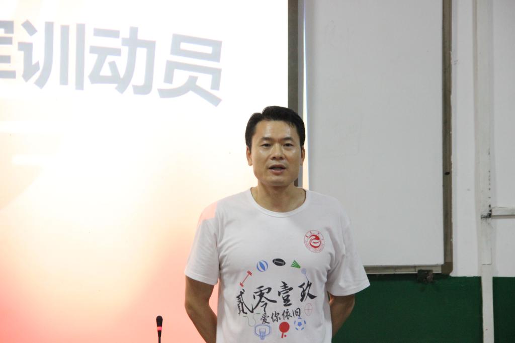 图五 班主任刘卫华老师讲话(刘杨乐摄)