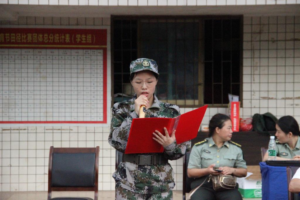图二 公司新生代表左丽君发言(钱硕森摄)