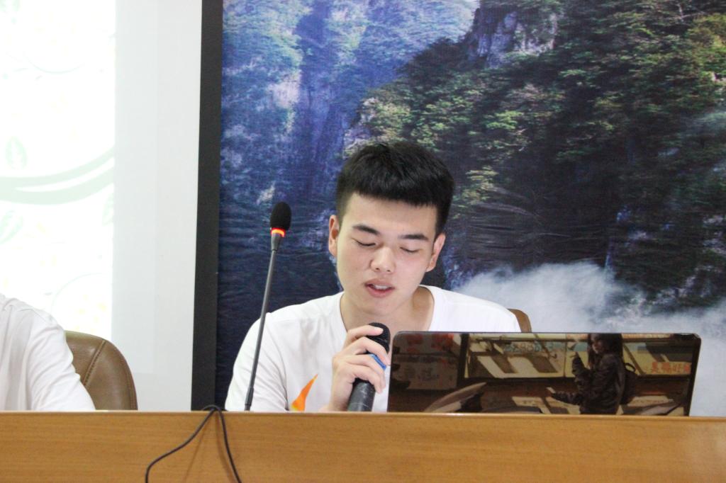 图二 团总支、员工会主席发言(钱硕森摄)