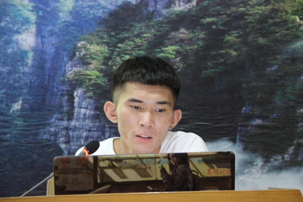 图三 各部门进行介绍(钱硕森摄)