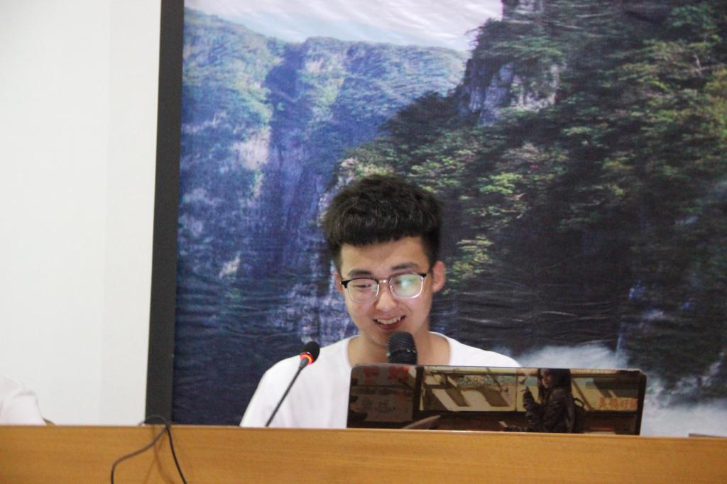 图四 各部门进行介绍(刘杨乐摄)