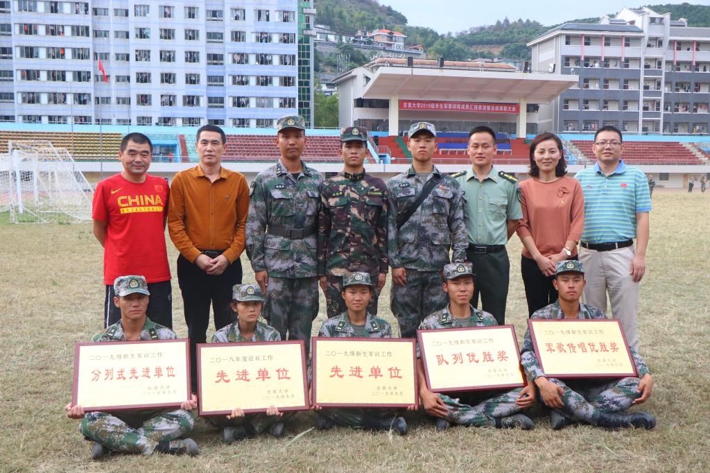 图二 公司所获奖项(刘杨乐摄)
