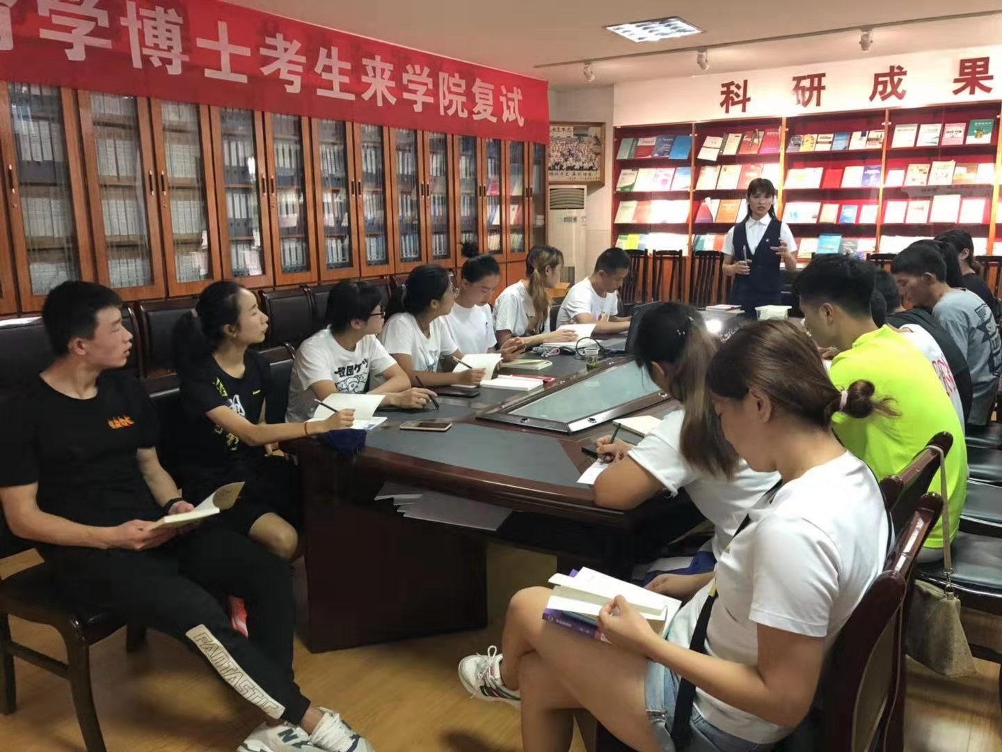 图二 第一党支部书记宁珊珊发言
