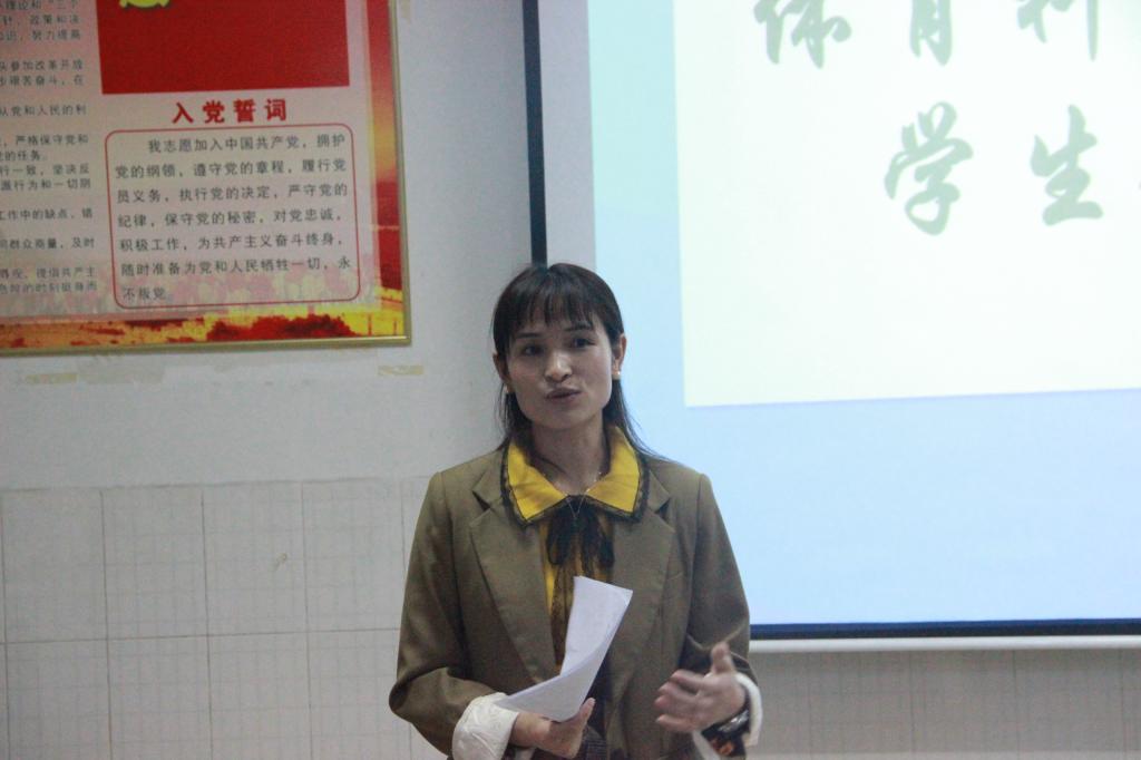 图三 学工办主任你宁珊珊作总结发言(罗荣锦摄)
