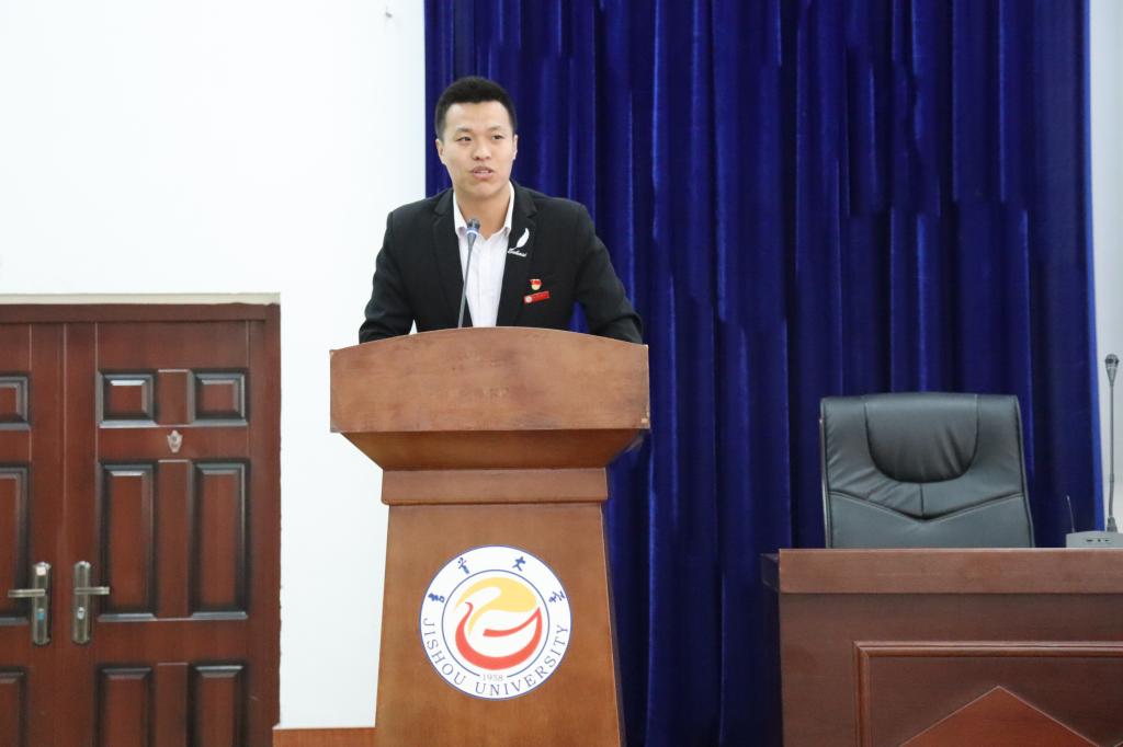图一 文学与新闻传播学院研助辅导员尹瑜璞担任主持(侯添浩摄)