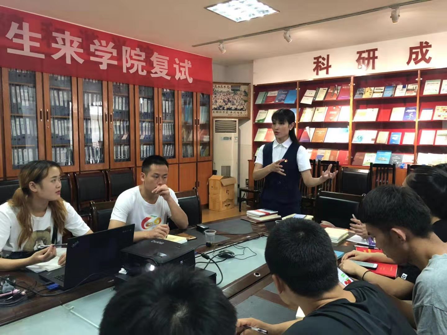 图二 员工第一党支部书记宁珊珊同志发言