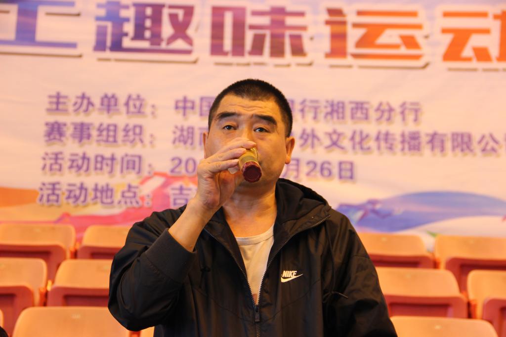 图五 肖松书记宣布2019级“新生杯”篮球赛正式开幕