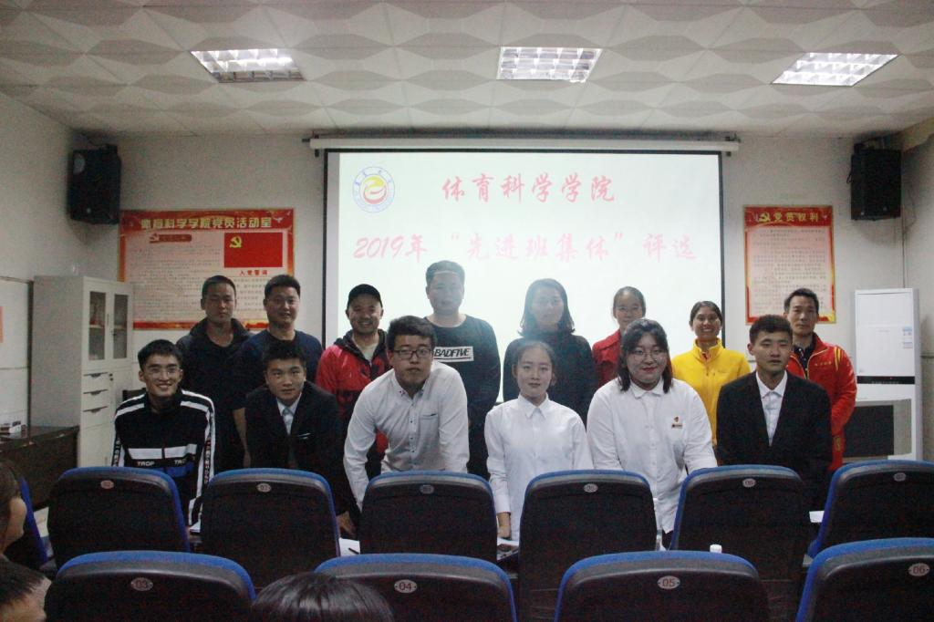 图二 评委老师与各班级代表合影留念(刘媛摄)