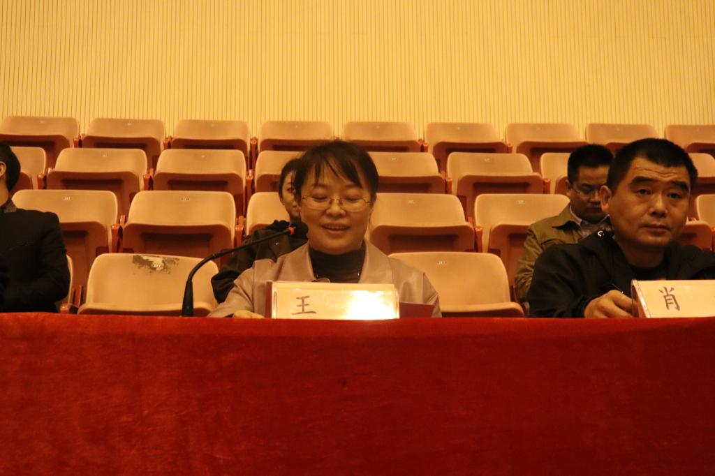 图二 公司党委委员、宣传部部长王艳宣布获奖名单(刘媛摄)