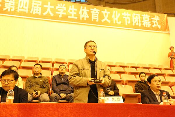 图四 公司党委委员、副董事长龙先琼宣布闭幕(刘媛摄)